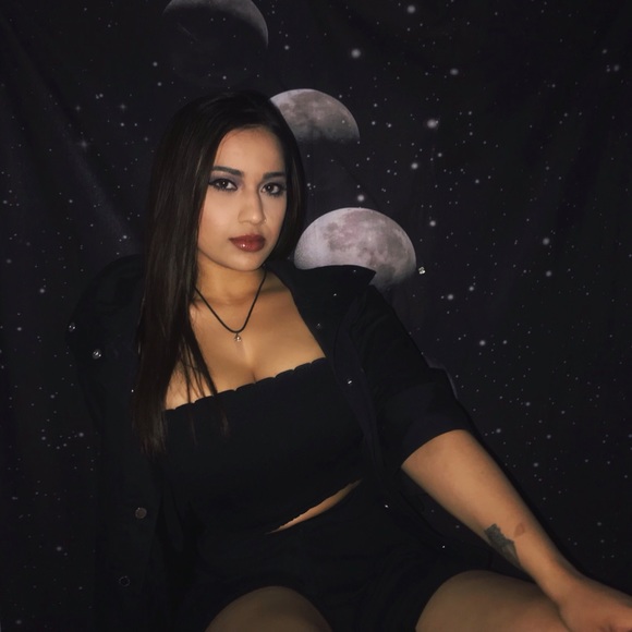 WELCOME TO MY CLOSET! ❤️ - Picture 5 of 7